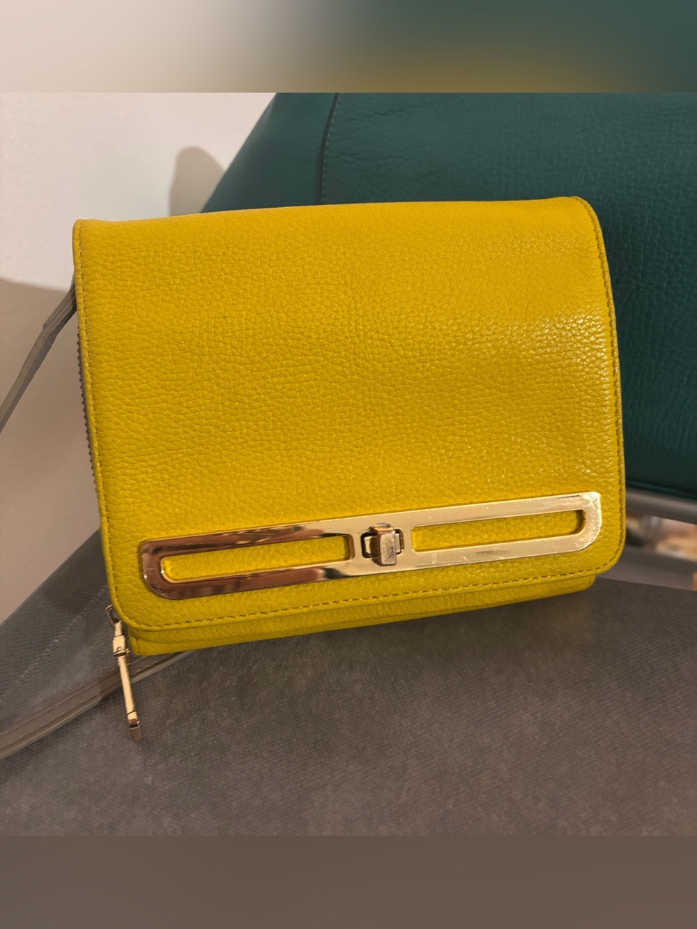 Vince Camuto Crossbody Bag in Yellow leather. Gray silk lining.